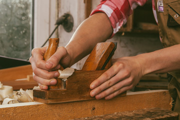 Tischlerin mit Hobel