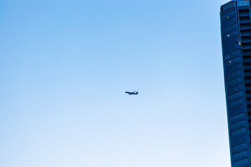 東京の夕暮れの空と飛行機