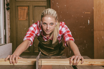 Tischlerin s&auml;gt an Tischkreiss&auml;ge