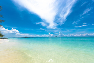 プーケット島にある「マイトンアイランド」真っ白なビーチにエメラルドグリーンに輝く海、とても美しい島です。