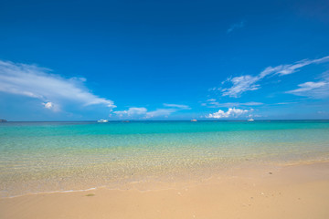 Fototapeta na wymiar プーケット島にある「マイトンアイランド」真っ白なビーチにエメラルドグリーンに輝く海、とても美しい島です。