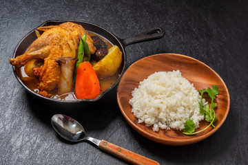 チキンカレーとスキレット　Chicken curry made in an iron pan