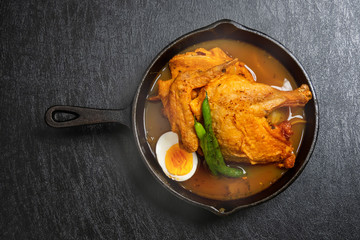 チキンカレーとスキレット　Chicken curry made in an iron pan