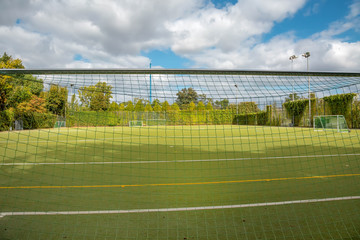 Hinter dem Fußballtor auf einem Rasen Spielfeld