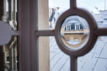 Jeu de reflets dans un salon parisien