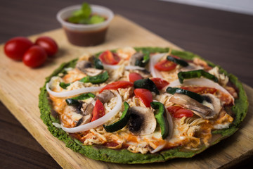 Deliciosa y saludable pizza artesanal al horno con verduras