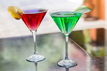 bebida fresca color azul en una copa variante de un martini