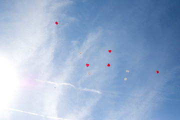 Luftballons steigen lassen