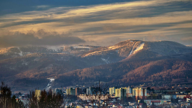 miasto Bielsko-Biała u st&oacute;p g&oacute;r o wschodzie słońca