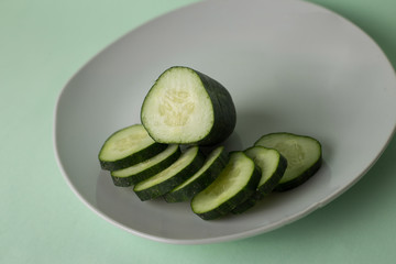 rebanadas de pepino fresco sobre un plato blanco