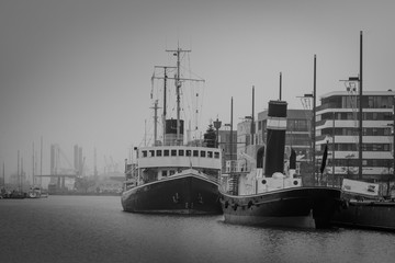 Ausflugsdampfer an der Mole in Bremerhaven bei Regen,  schwarzweiss Foto