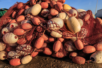 Rotes Fischernetz mit Auftriebskörper am Hafen