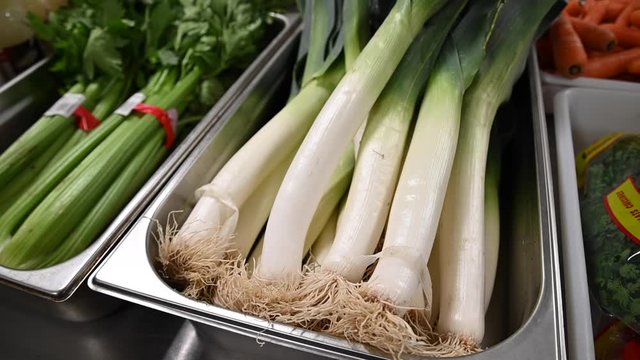 poireaux dans un bac dans une cuisine professionnelle