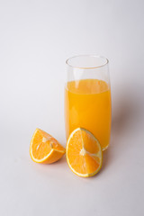 Jugo de nanja fresco con trozos de naranja sobre un fondo azul