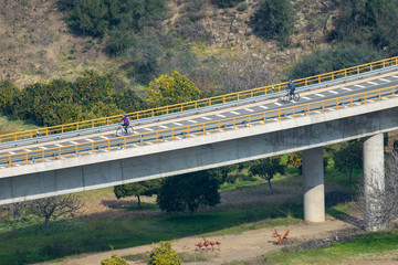 Obraz premium man riding on the bridge