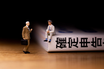 Fototapeta premium 確定申告について話すビジネスマンたち 