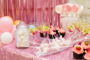 sweet table in pink