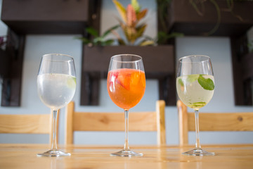 deliciosas bebidas refrescantes para un restaurante 