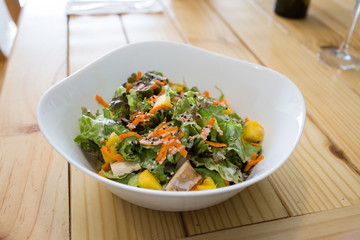 Deliciosa ensalada en un plato blanco para un restaurante