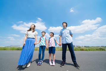 Obraz premium 4人家族 青空