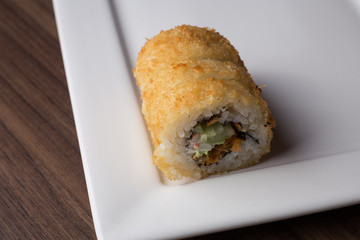 Delicioso sushi o comida oriental en un plato blanco 