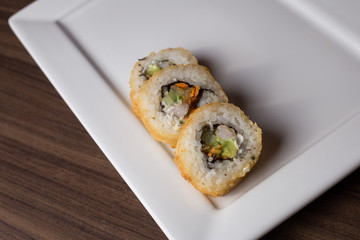 Delicioso sushi o comida oriental en un plato blanco 