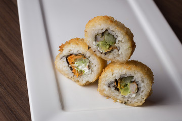 Delicioso sushi o comida oriental en un plato blanco 