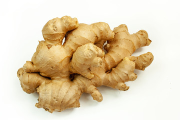 Korzeń imbiru na białym tle