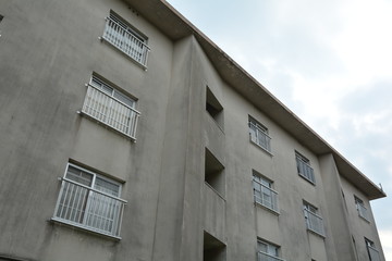 ビル, 建築, 家, まど, まど, 空, 古い, シティ, うわべ, アパート, 壁, アーバン, 建造, 青, 住居に適した, 外側, くつろいで, 煉瓦, 平面, 天井, ブロック, バルコニー, ユーロパ, 建築学の, タウンズ