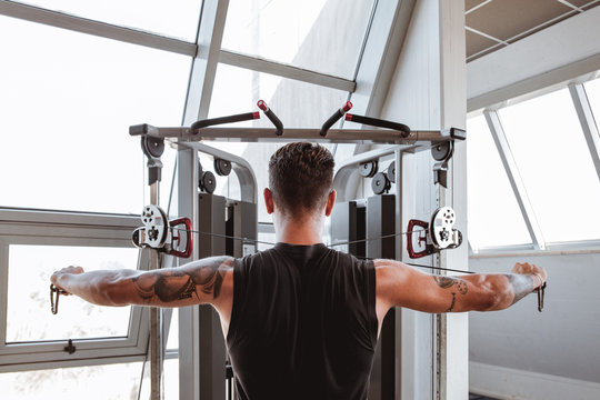 Personal trainer italiano che effettua dimostrazioni visive dei suoi allenamenti, eseguite a corpo libero. Concentrazione, forza e mente sono alla base del suo lavoro.
- Powered by Adobe