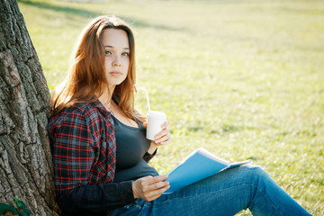 Obraz premium girl student near the tree