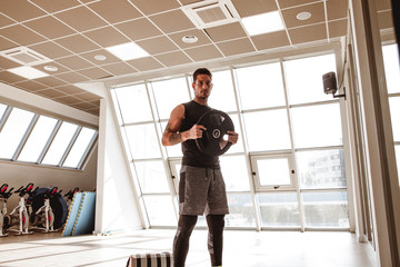 Personal trainer italiano che effettua dimostrazioni visive dei suoi allenamenti, eseguite a corpo libero. Concentrazione, forza e mente sono alla base del suo lavoro.

