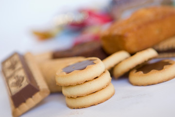 Assortiment de gateaux individuels sur fond neutre