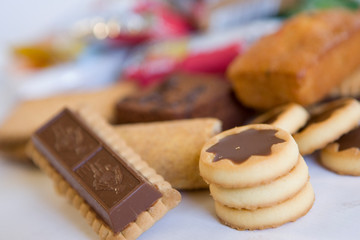 Assortiment de gateaux individuels sur fond neutre