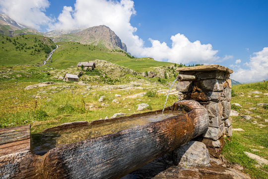 Abreuvoir au Saut du Laire, Prapic, Orci&egrave;res, le Champsaur, Parc national des &Eacute;crins, Hautes-Alpes, France