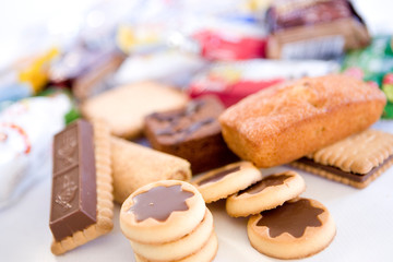 Assortiment de gateaux individuels sur fond neutre