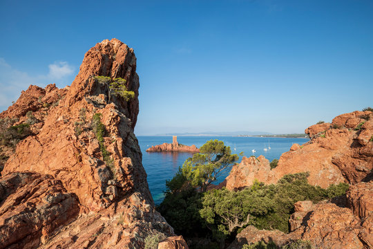 La tour de l' &icirc;le d'Or au large du cap du Dramont 