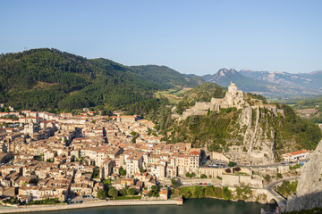 Sisteron, la Durance, la vieille ville et la Citadelle du XIIIe-XVIe si&egrave;cle