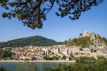 Obraz premium Sisteron, la Durance, la vieille ville et la Citadelle du XIIIe-XVIe siècle 