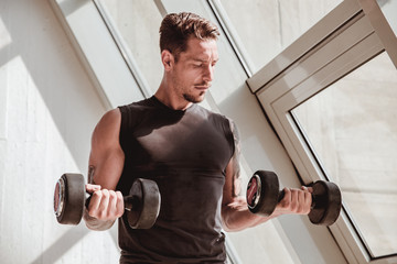 Personal trainer italiano che effettua dimostrazioni visive dei suoi allenamenti, eseguite a corpo...