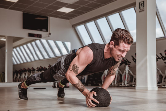Personal trainer italiano che effettua dimostrazioni visive dei suoi allenamenti, eseguite a corpo libero. Concentrazione, forza e mente sono alla base del suo lavoro.

