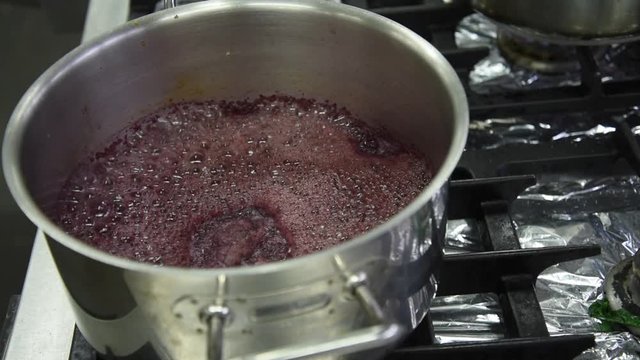 Cuisson dans une casserole en inox une sauce au vin dans une cuisine professionnelle 