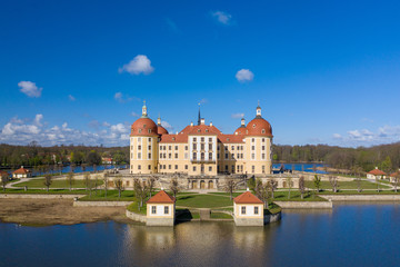Fototapeta na wymiar Schloss Moritzburg bei Dresden im Frühling