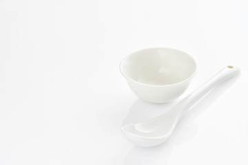 Obraz na płótnie Canvas White tea spoon and chinese tea cup isolated on white background