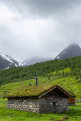 Traditionelle norwegische Hütte aus Stein im Geiranger Fjord in Norwegen.