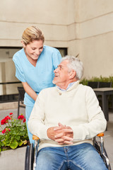 Altenpflegerin betreut einen Senior Mann