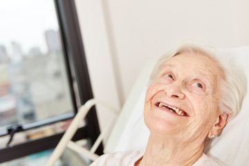 Glückliche Senior Frau als Patient