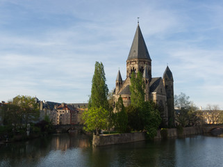 Fototapeta na wymiar View on the temple and the river in Metz on a bright sunny day