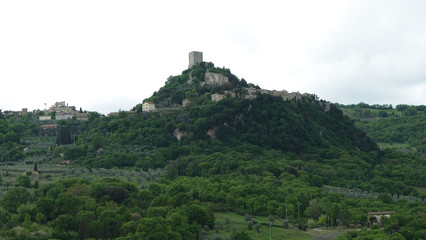 Il castello di Tentennano sovrasta il villaggio di Rocca d'Orcia in Toscana. - obrazy, fototapety, plakaty