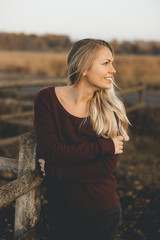 Fototapeta premium Blonde Frau genießt den Herbst